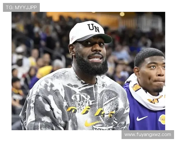 詹姆斯场边观摩湖人训练备战揭幕战 与教练深度交流策略心得